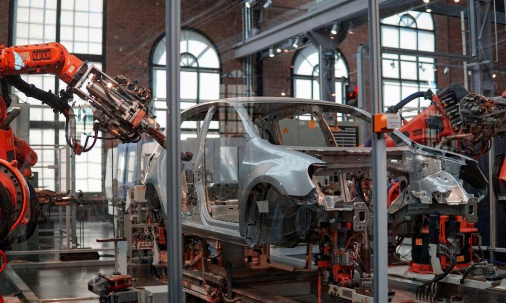 Autofabrik im Herstellungsprozess mit Robotern, die das Auto schweißen.