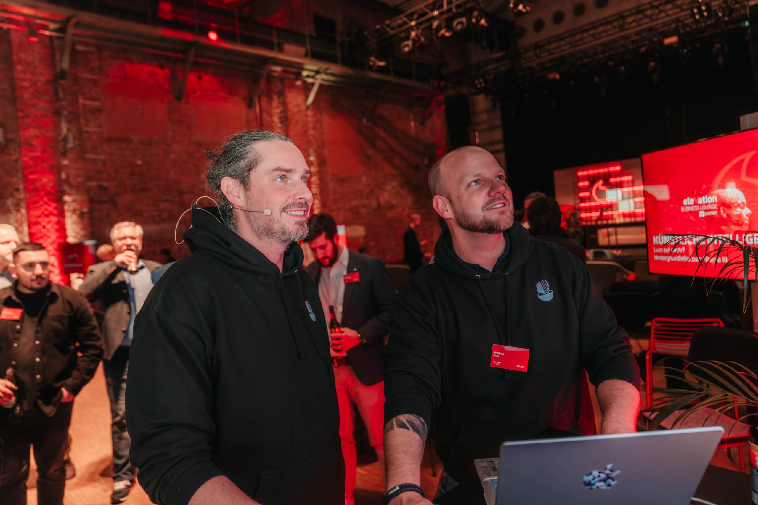 ki-cafe-automation-ki-beratung-agentur-og-home-fallback (1) KI-Agentur, DSGVO-konforme-KI Beratung, Schulung, Christian Kleemann, Dirk Kuga schauen auf Bildschirm bei Vodafone KI Roadshow