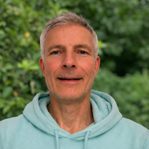 Bild von Steffen Maiwald vor einem grünen Hintergrund